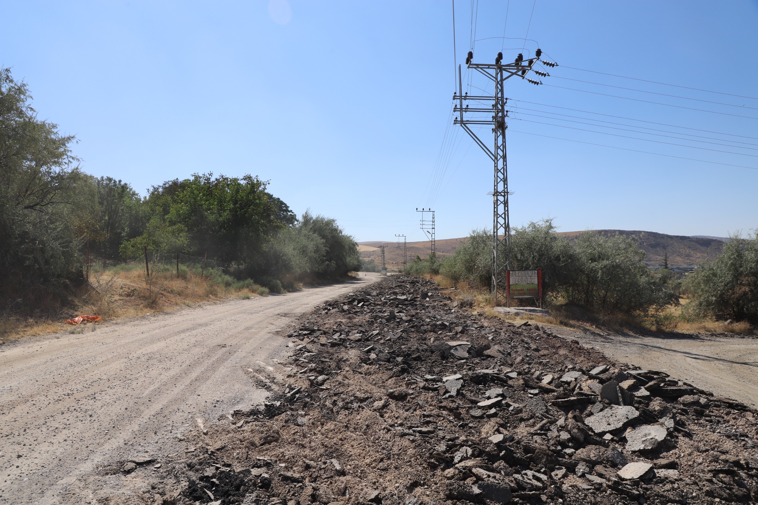 acisu-aile-mezarligina-ulasimi-saglayan-yolda-yapim-calismalarimizi-baslattik